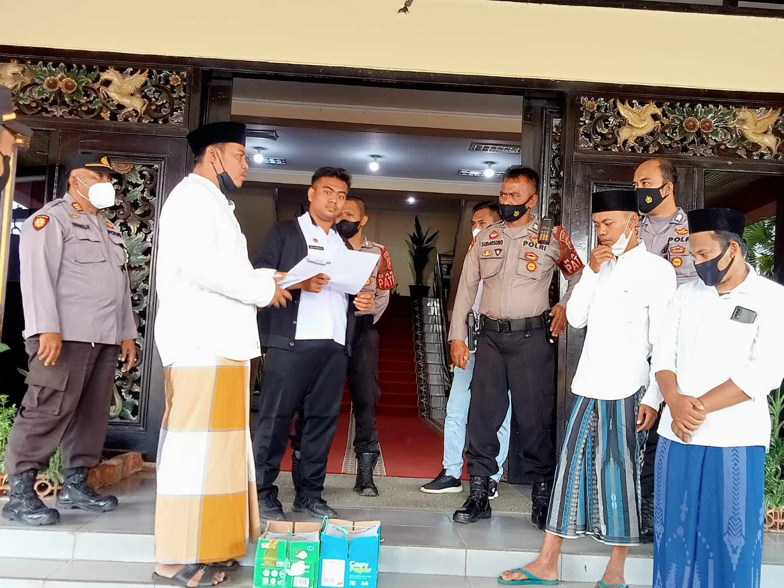 Guru Ngaji Protes Bupati Sumenep, Bawa Ribuan Bukti Dukungan Politik