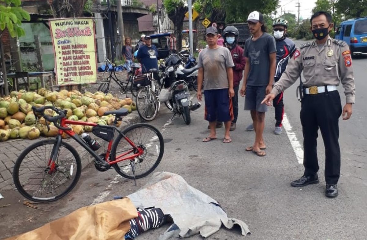 Polisi melakukan olah TKP di lokasi pesepeda meninggal saat gowes (Foto / Metro TV)