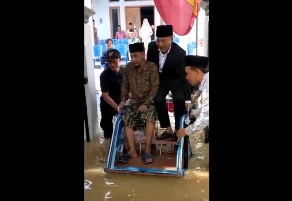 Pasangan di Sampang Lakukan Akad Nikah di Tengah Banjir
