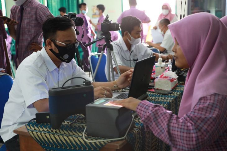 Kegiatan perekaman data pelajar di SMAN 6 Kediri, Jawa Timur, Rabu, 2 Maret 2022. Foto: Antara/ HO-Kominfo Kota Kediri