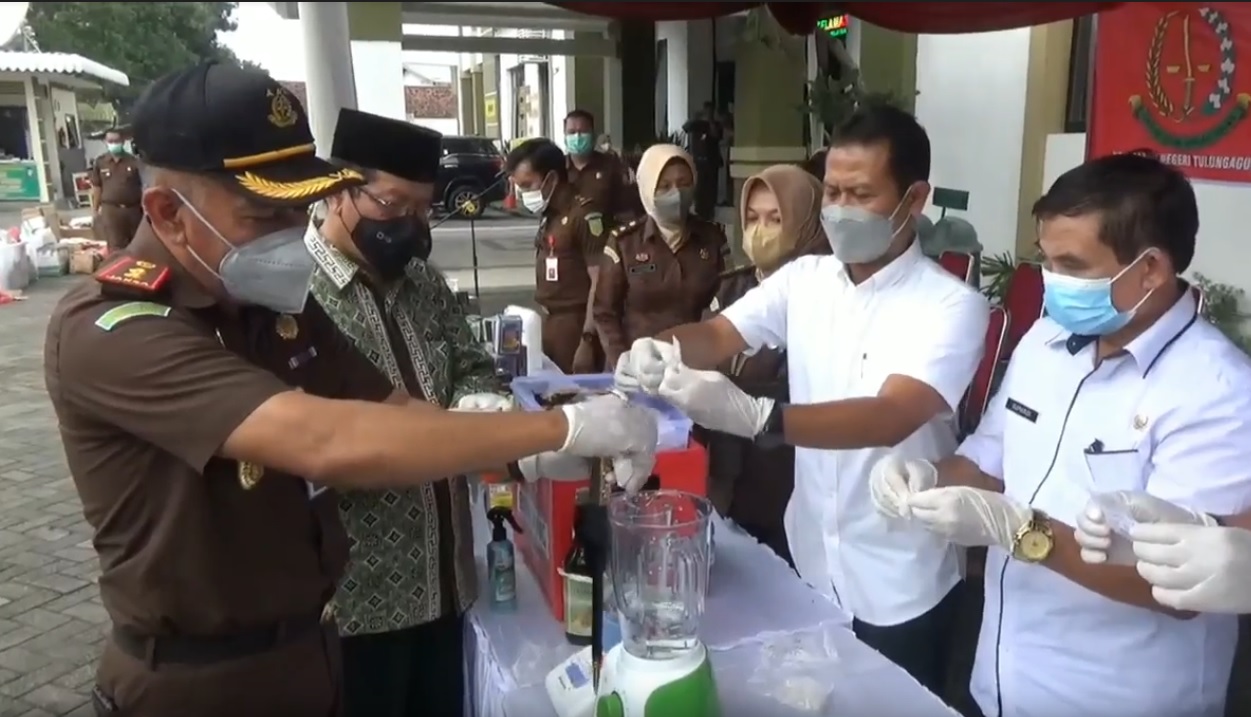 Kejari Tulungagung Musnahkan Sabu dan Ribuan Obat Kuat
