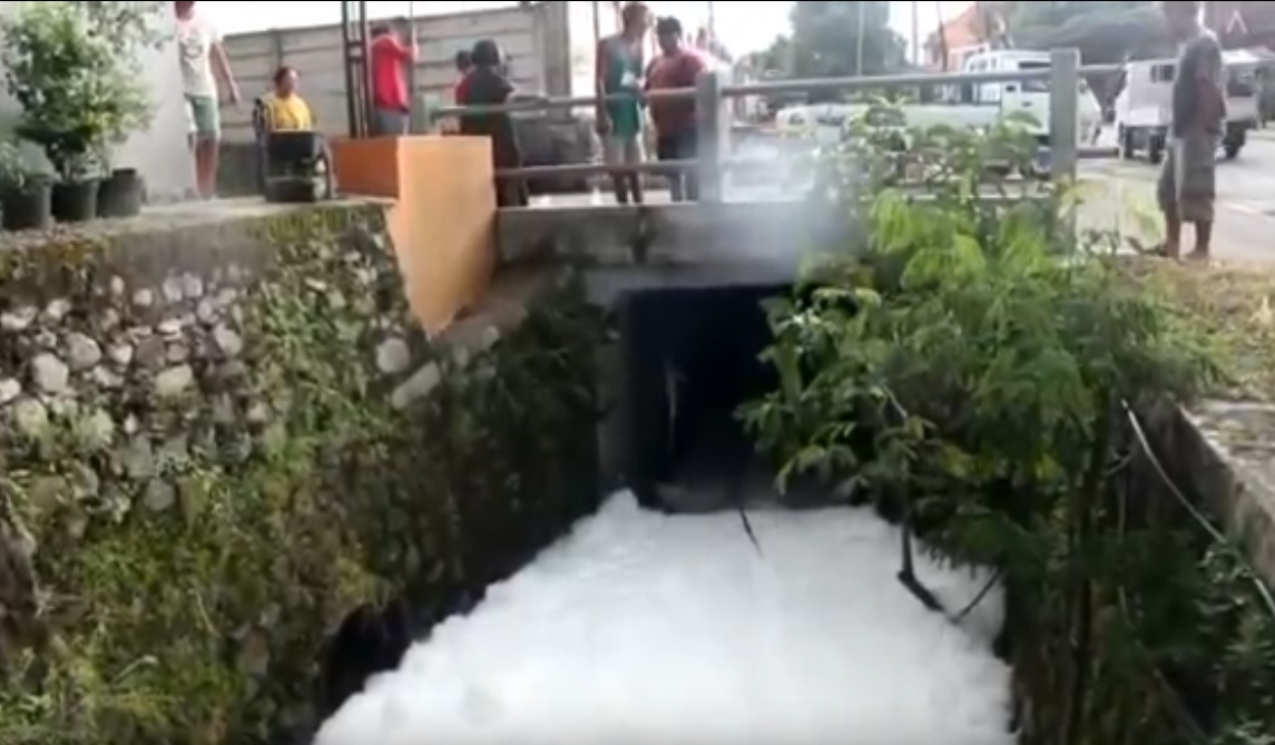 Sungai di Desa Sampang Agung, Kecamatan Kutorejo, Kabupaten Mojokerto,  Jawa Timur dipenuhi busa warna putih dan bau tak sedap/metrotv