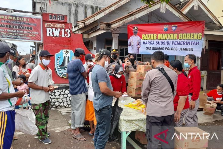 Warga antre minyak goreng dalam bazar yang digelar Polres Jember di Kecamatan Puger, Kabupaten Jember, Jumat, 4 Maret 2022. Foto: Antara/HO-Polres Jember