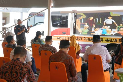 Kalaksa BPBD Jatim, Budi Santosa menjelaskan kiprah Mosipena yang telah berkeliling ke berbagai tempat untuk melakukan edukasi bencana di depan anggota Komisi E, DPRD Jatim (Foto / Hum)