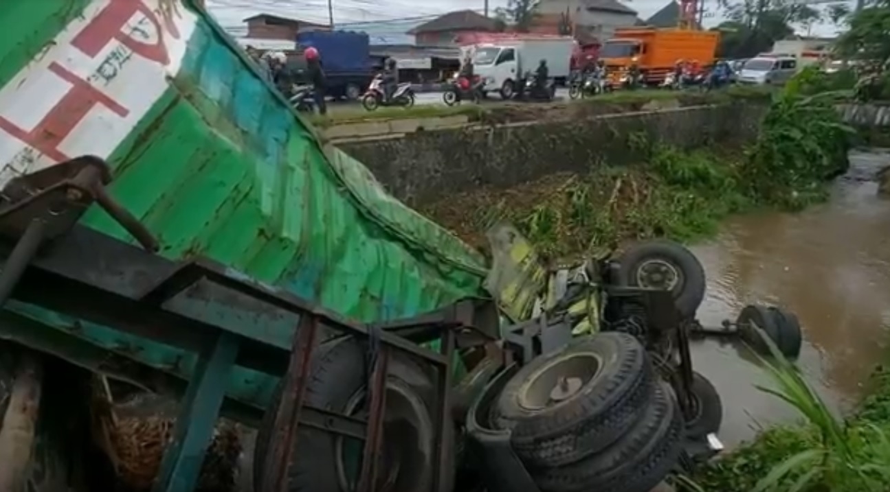 Truk Kontainer Tabrak Motor Terjun ke Sungai, 3 Terluka