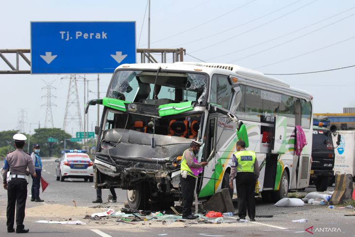 Kondisi bus usai menabrak truk di Tol Dupak Surabaya/antara