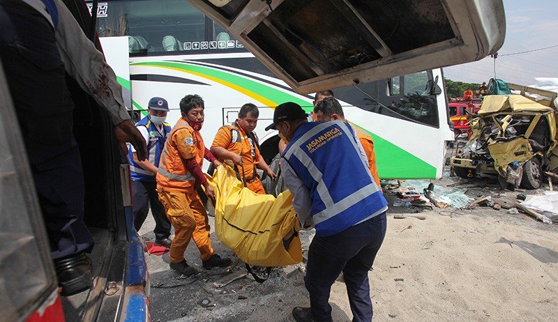 Petugas mengevakuasi pengemudi bus yang tewas terjebit badan bus (Foto / Antara )