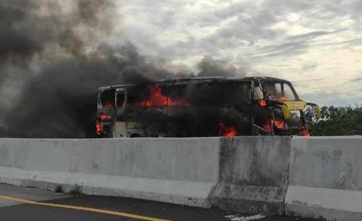 Kondis bus terbakar di Tol Pandaan (Foto / Metro TV)