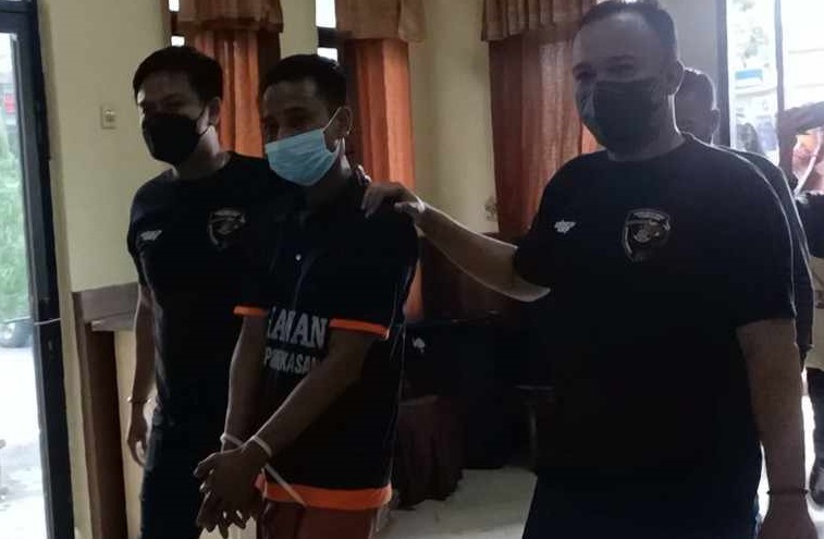 Pembunuh cakades Pamekasan, AH dikeler polisi (Foto / Metro TV)