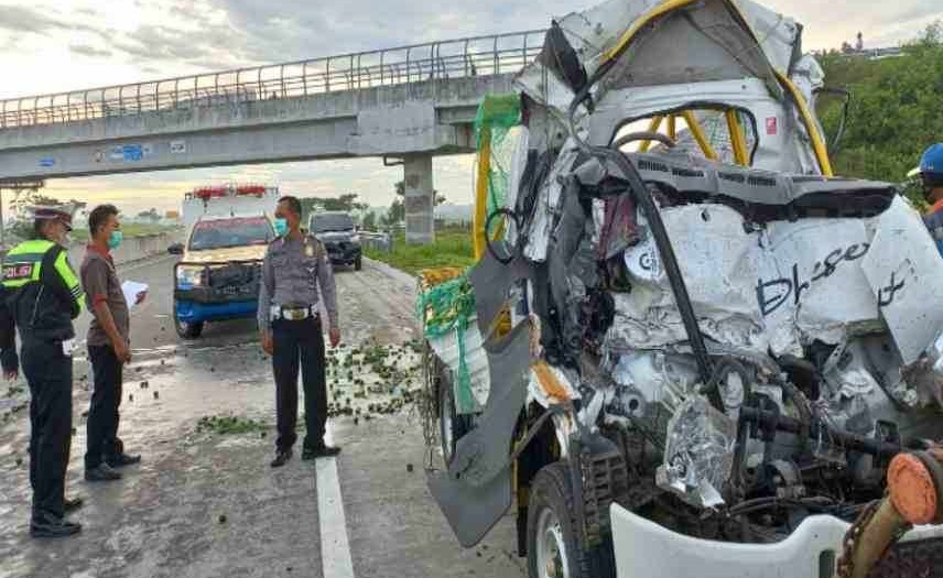 Kondisi pikap hancur setelah menabrak truk tronton yang menewaskan sopit pikap (Foto / Istimewa)