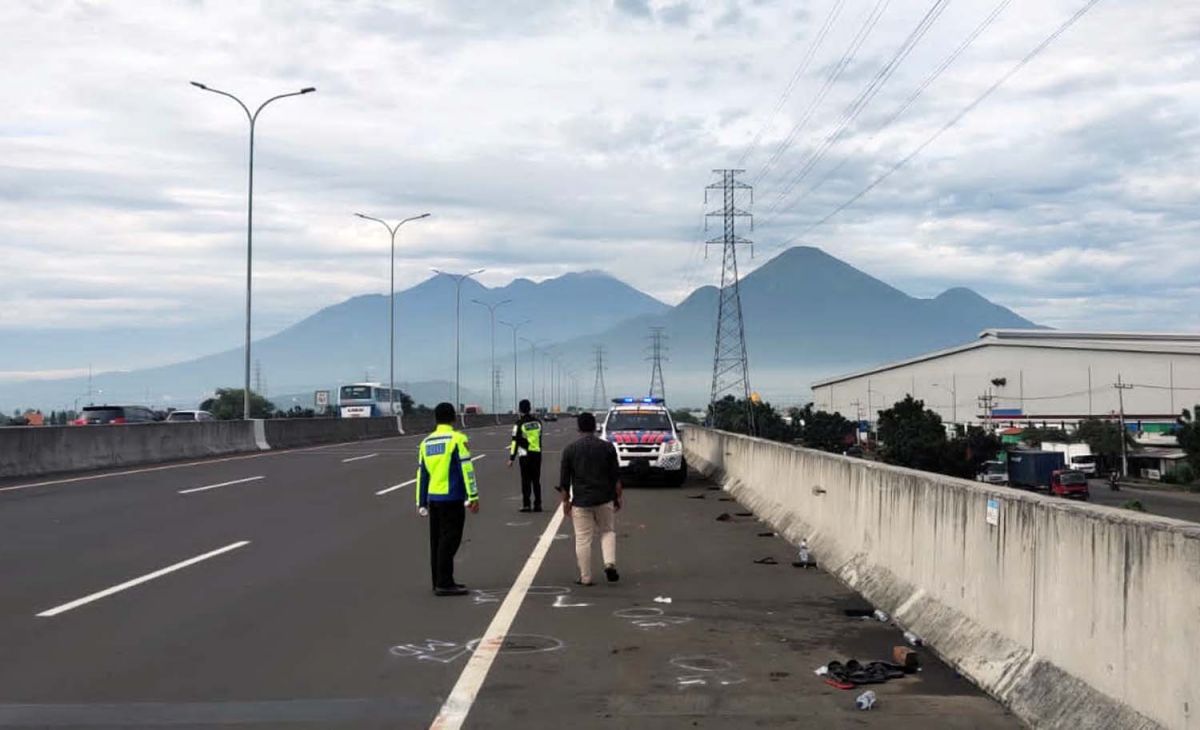 Polisi melakukan olah TKP di lokasi lima korban penumpang elf ditabrak mobil tak dikenal (Foto / Metro TV)