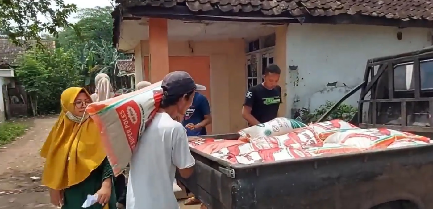 Warga mengembalikan beras BPNT yang dibeli dari agen lantaran kualitas jelek (Foto / Metro TV)