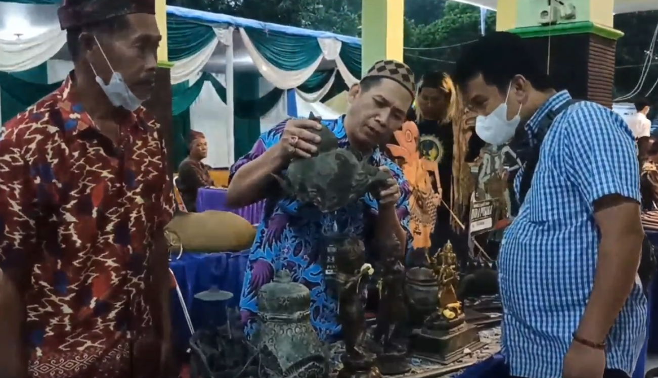 Salah satu peserta pameran menunjukkan salah satu koleksinya yakni berupa mahkota dari kerajaan majapahit (Foto / Metro TV)