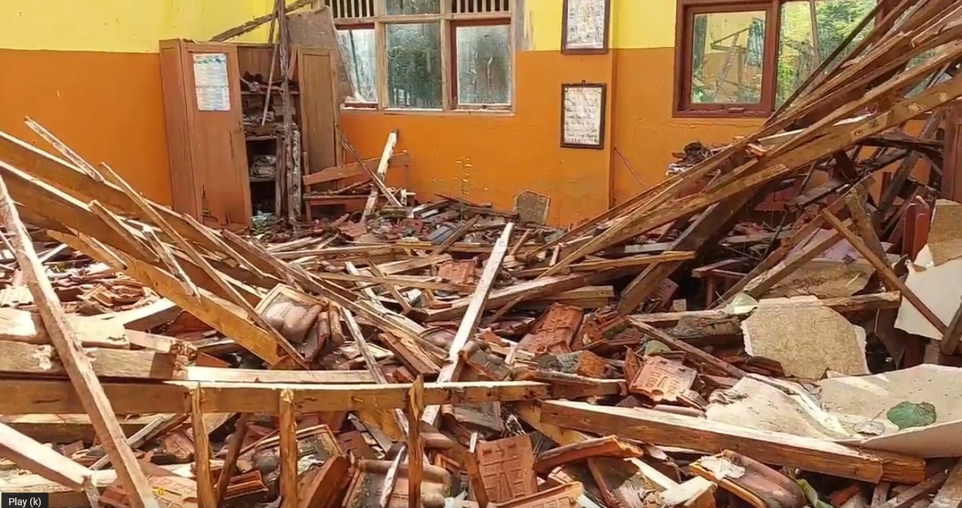 Kondisi atap SDN  Muneng Kidul Kabupaten Probolinggo yang ambruk dimakan usia (Foto / Metro TV)