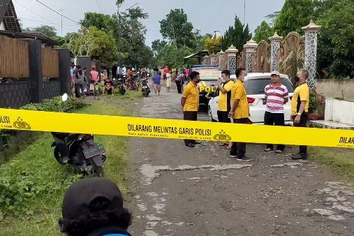 Petugas memasang garis polisi di sekitar lokasi kejadian (Foto / Metro TV)