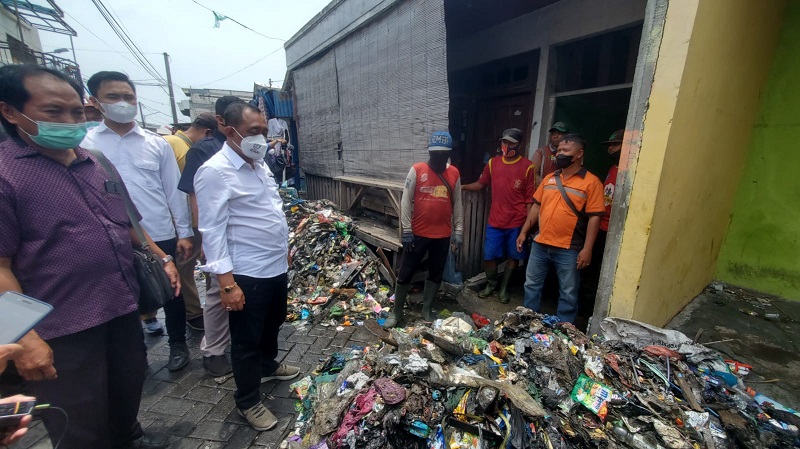 Wakil Walikota Surabaya, Armuji marah melihat tumpukan sampah di sungai Kalianak Surabaya (Foto / Metro TV)
