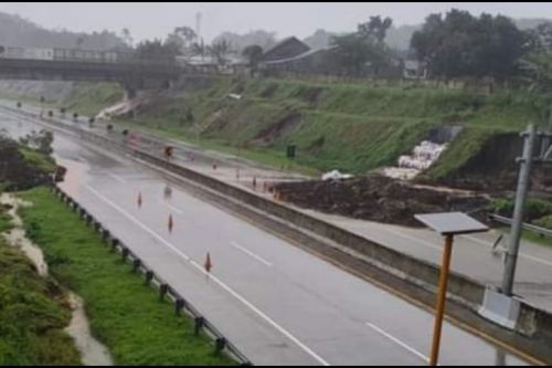 Material longsor menutup badan jalan tol Pandaan-Malang/ist