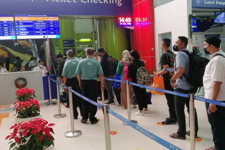 Suasana antrean pengecekan tiket dan syarat perjalanan penumpang di Stasiun Gambir, Jakarta, pada Jumat, 24 Desember 2021. Foto: Antara/Adimas Raditya