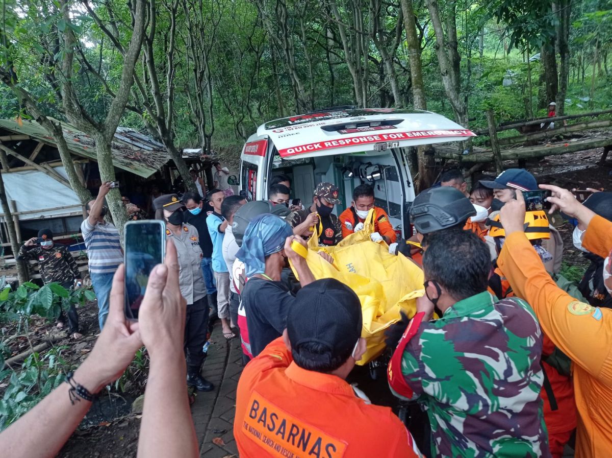 Korban banjir bandang Lawang dievakuasi petugas (Foto / Metro TV)