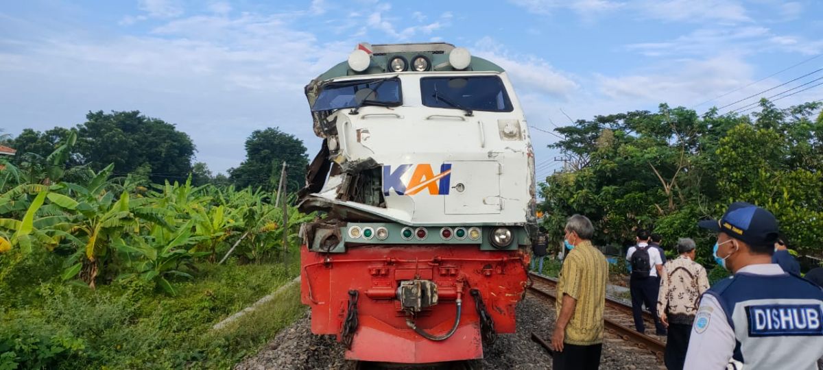 Kondisi kereta usai menabrak truk di perlintasan Lamongan (Foto / Metro TV)