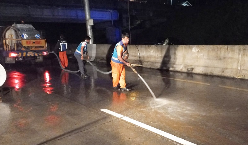 Petugas membersihkan material longsor di Tol Pandaan-Malang (Foto / Istimewa)