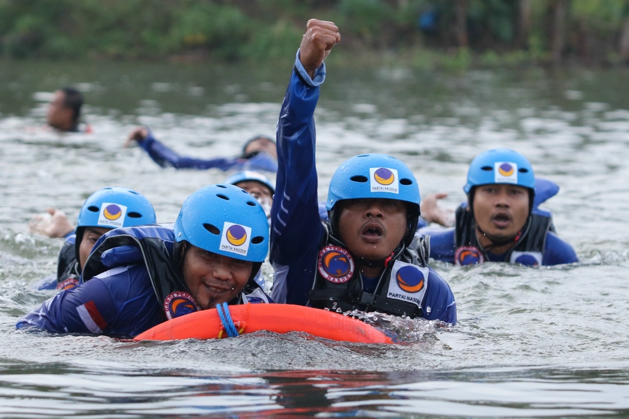 Baret  Rescue DPW Partai NasDem Jawa Timur menjalani pelatihan penyelamatan di air/ist
