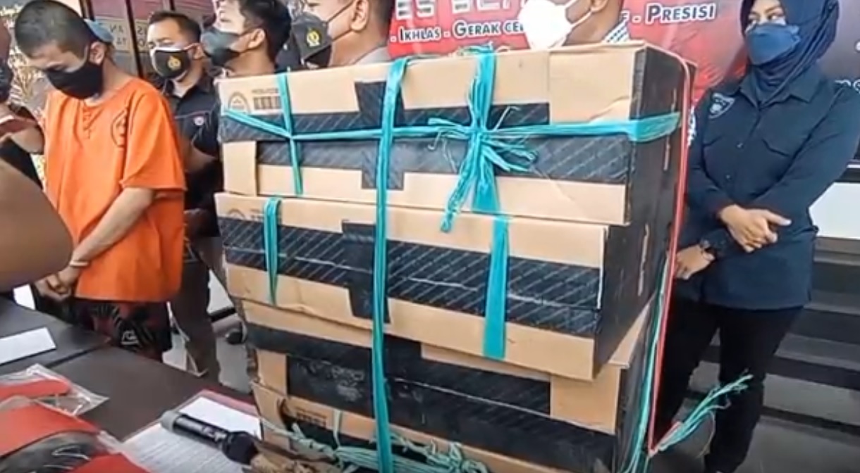 Pelaku bersama barang bukti belasan unit laptop/metrotv