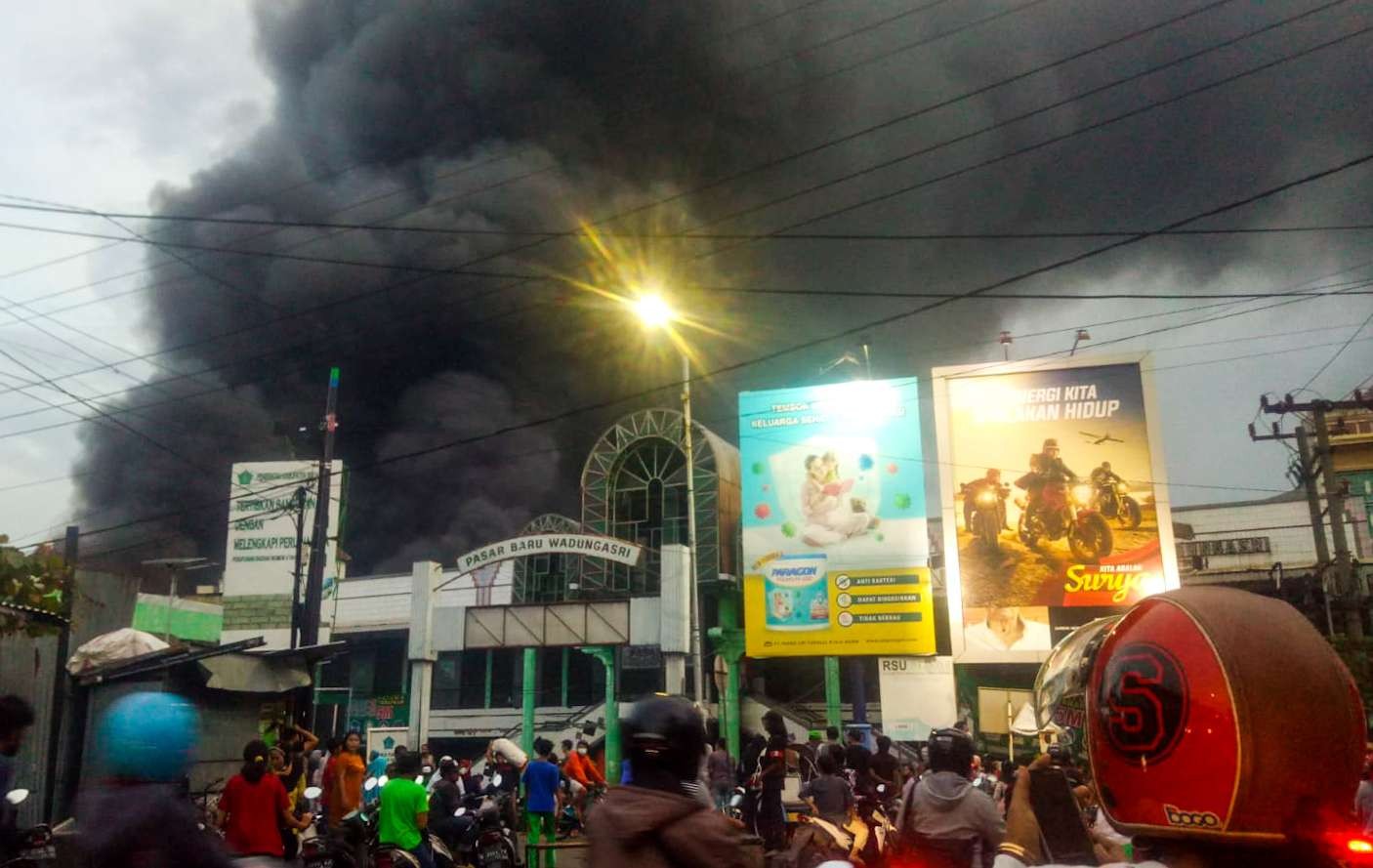 Asap hitam membumbung dari pabrik sepatu di Wadung Asri, Sidoarjo/ist