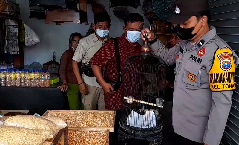 Polisi mengamankan barang bukti berupa sangkar burung yang digunakan untuk memukul korban (Foto / Metro TV)