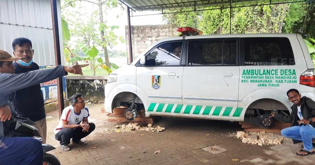 Roda mobil ambulans desa yang digondol maling (Foto/ Istimewa)