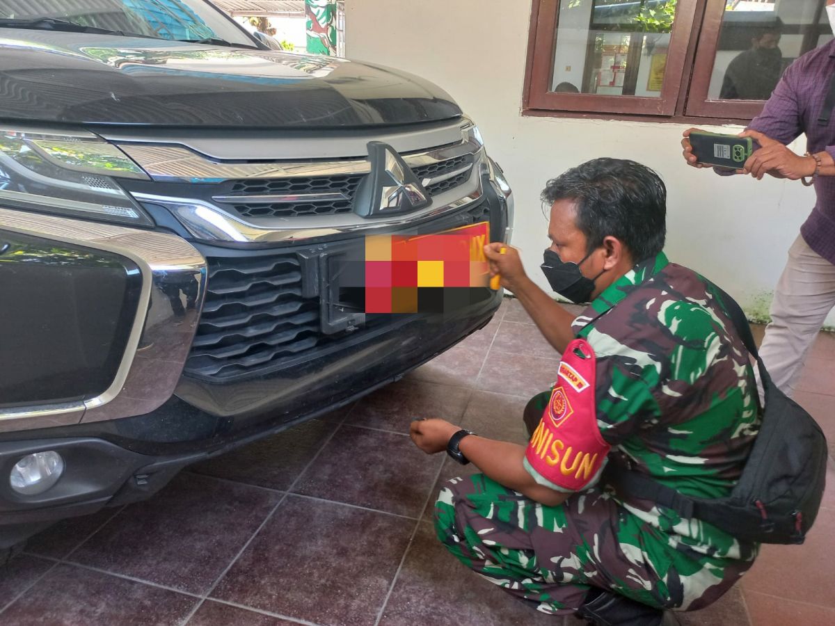 Petugas mengamankan mobil Pajero berplat TNI palsu milik warga sipil (Foto / Metro TV)