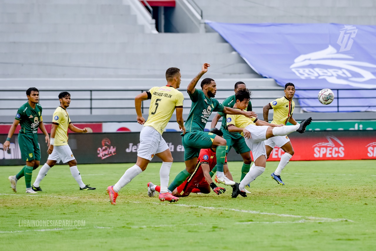 Tekuk Persik, Persebaya Tempel Arema