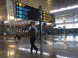 Belum Vaksin, Penumpang di Bandara Juanda Wajib Tes PCR