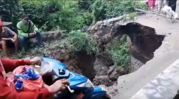 Hujan Deras, Jembatan di Situbondo Amblas