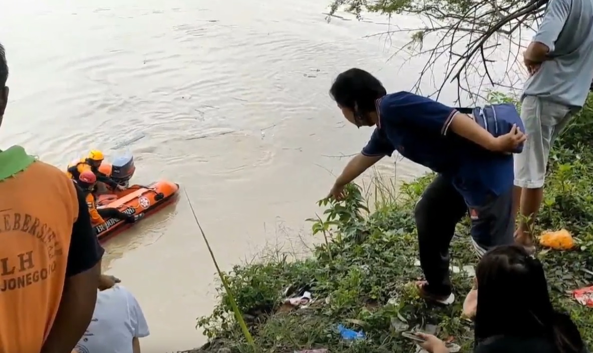 Buang Sampah Terpeleset, Kakek di Bojonegoro Tenggelam