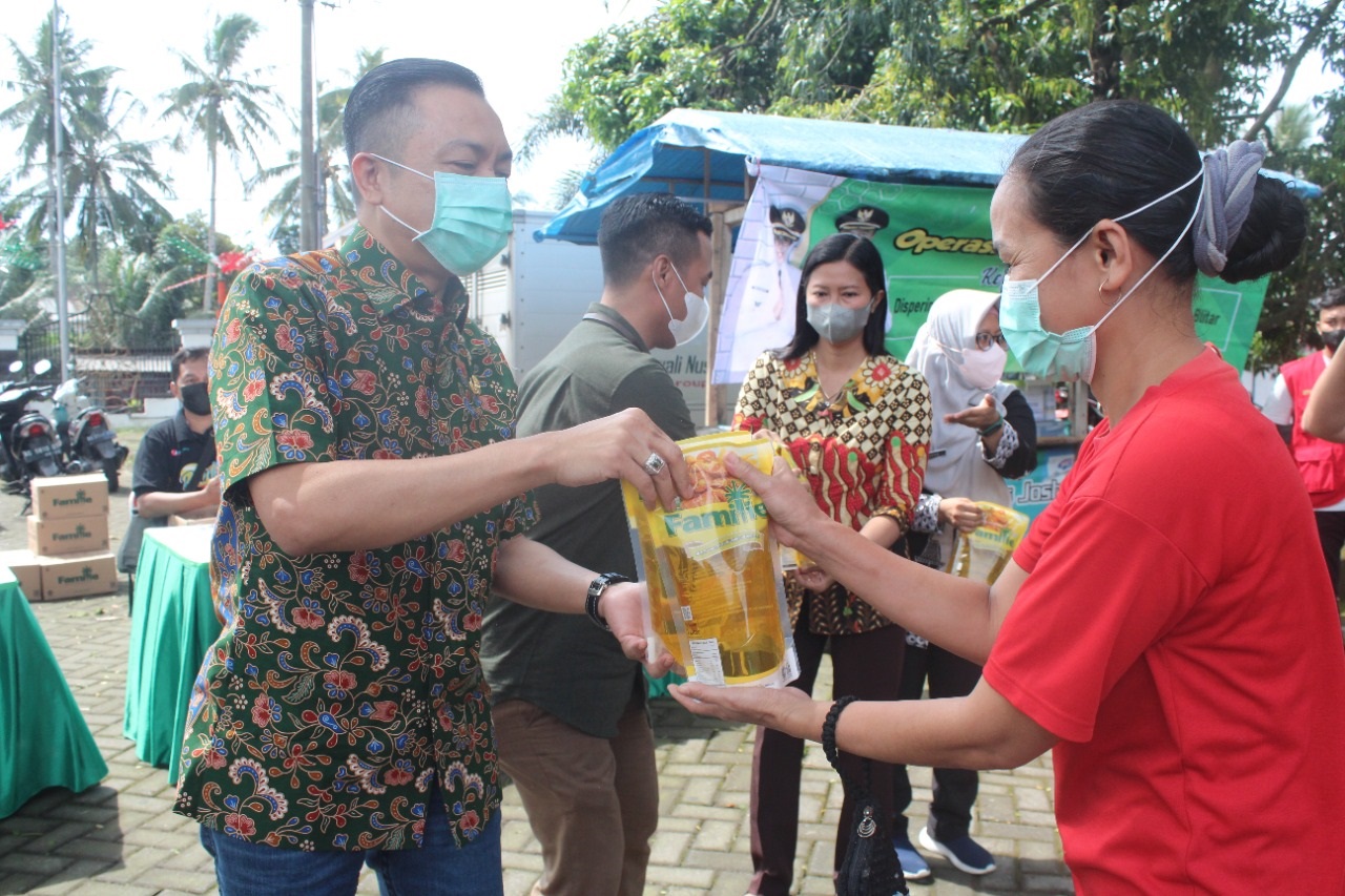 Wabup Blitar Rahmat Santoso melayani langsung masyarakat dalam operasi pasar minyak goreng/ist