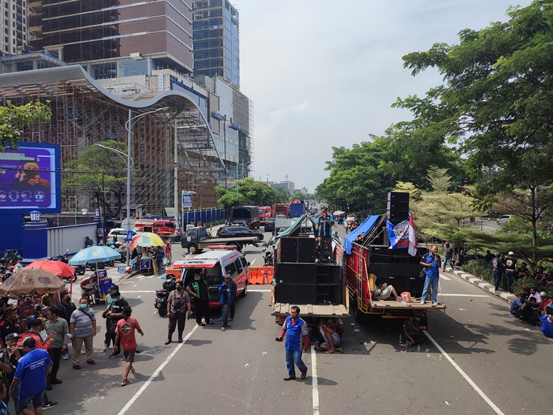  Ratusan sopir truk se-Jawa Timur menggelar aksi demonstrasi di depan kantor Dinas Perhubungan (Dishub) Jatim/medcom.id