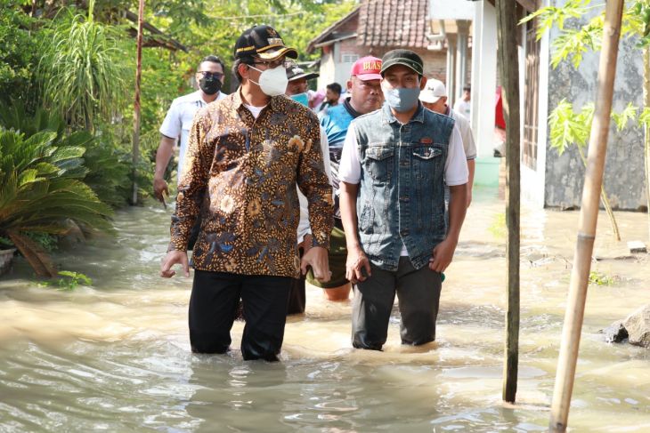  Bupati Sidoarjo meninjau lokasi banjir di wilayah Kecamatan Taman Sidoarjo.ist