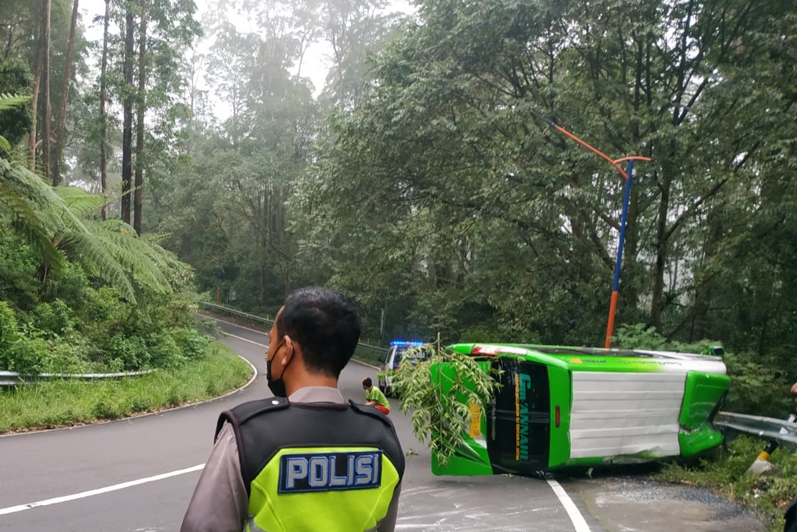 Kondisi minibus yang terguling  di Jalan  Tembus Sarangan Cemoro Sewu, Kecamatan Plaosan, Kabupaten Magetan/ist