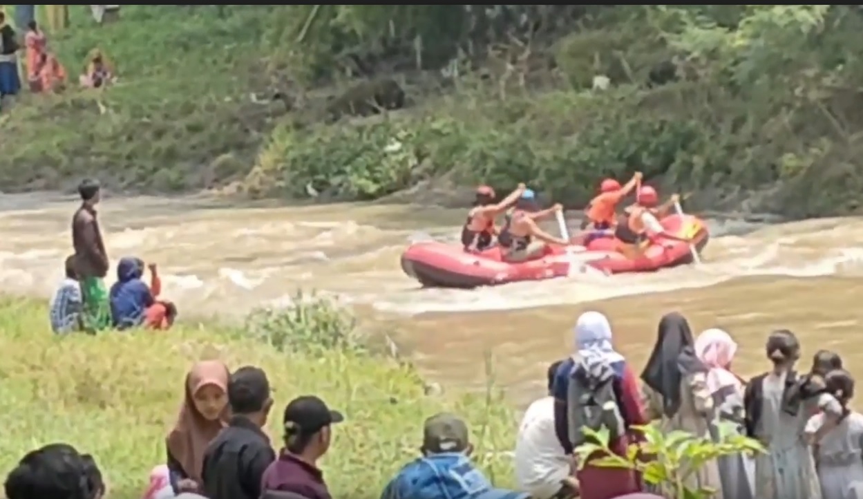 Tim SAR Gabungan saat mencari korban yang terseret arus sungai/metrotv