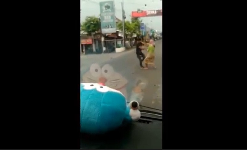 Tangkapan layar duel waria vs mobil boks viral di Jember (Foto / Metro TV)