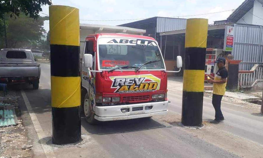 Dinas Perhubungan (Dishub) Kabupaten Bojonegoro memasang portal atau batas lebar kendaraan yang bisa melintas di jembatan Terusan Bojonegoro-Tuban (TBT) (Foto / Metro TV)