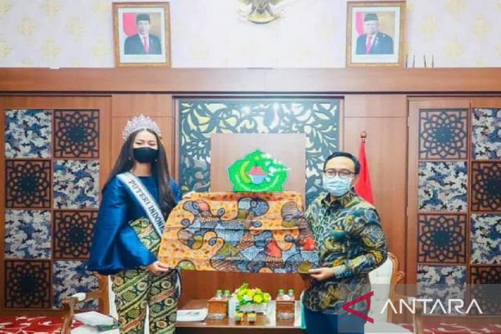 Bupati Pamekasan Baddrut Tamam menunjukkan batik hasil kerajinan warga Pamekasan kepada Putri Indonesia 2020 saat berkunjung Pendopo Pemkab Pamekasan. Foto: Antara/Abd Aziz