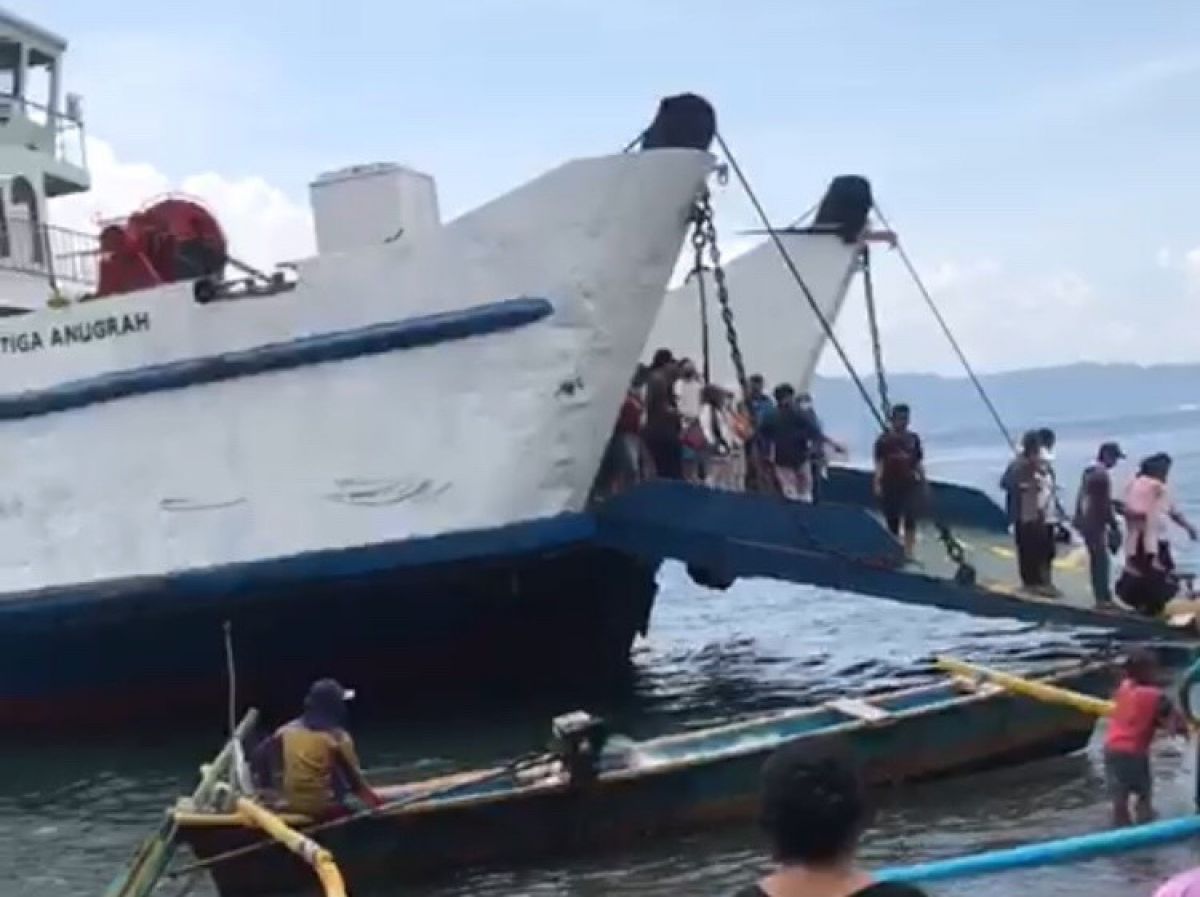 Proses evakuasi penumpang kapal  KMP Tiga Anugrah (Foto / Metro TV)