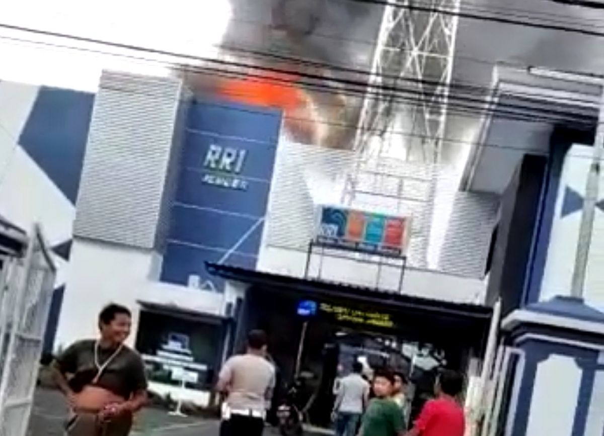 Kantor RRI Jember terbakar (Foto / Metro TV)