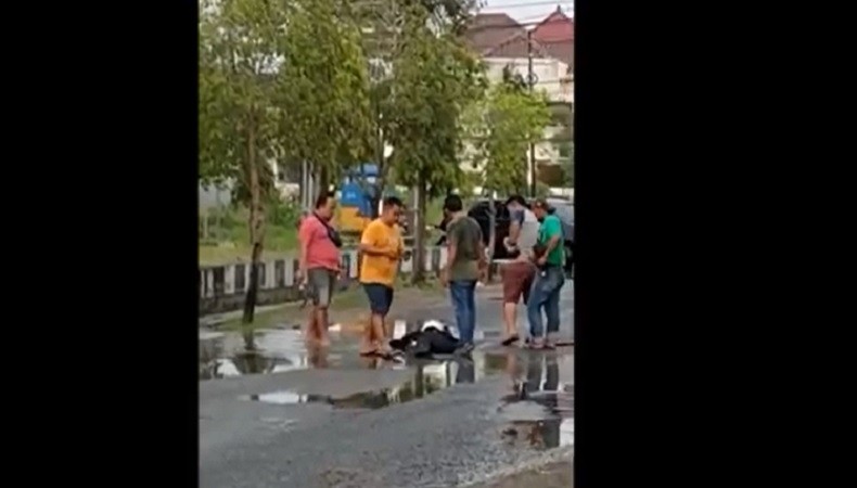 Herman terkapar di jalan usai diberondong peluru polisi (Foto / Metro TV)