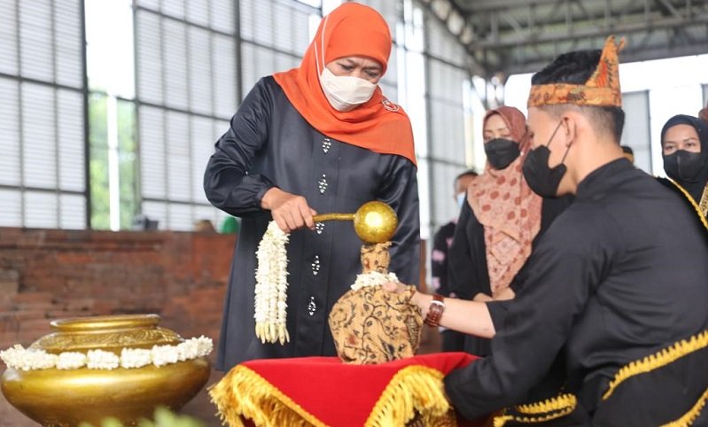 Terbang ke IKN, Khofifah Bawa Tanah dan Air dari Bumi Majapahit