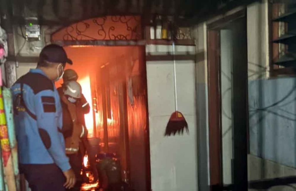 Rumah Terbakar, Nenek Ini Histeris hingga Nyaris Terobos Kobaran Api