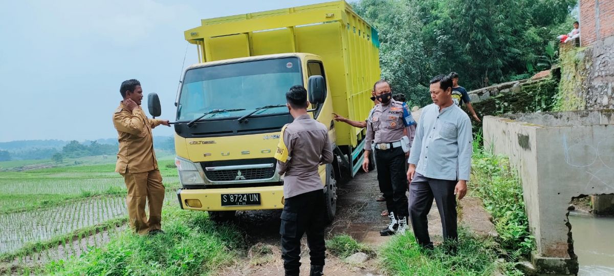 Truk Mistrius Ditemukan di Persawahan Pacet, Audio Raib hingga  Nopol Palsu