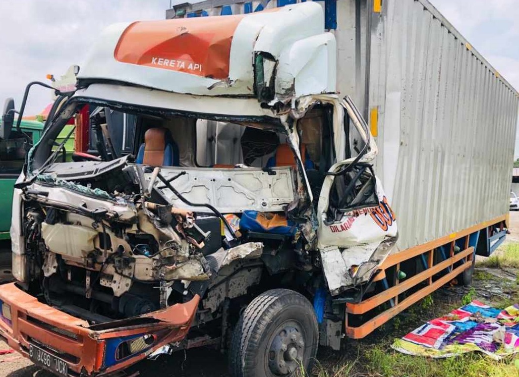 Kondisi truk paket usai menabrak truk bermuatan mesin panen padi (Foto / Metro TV)